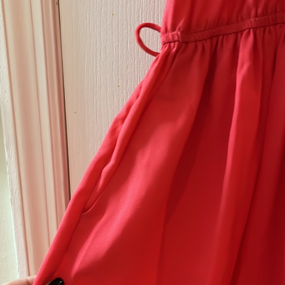 Ruffled back summer dress with pockets and belt hooks - Picture 3 of 8